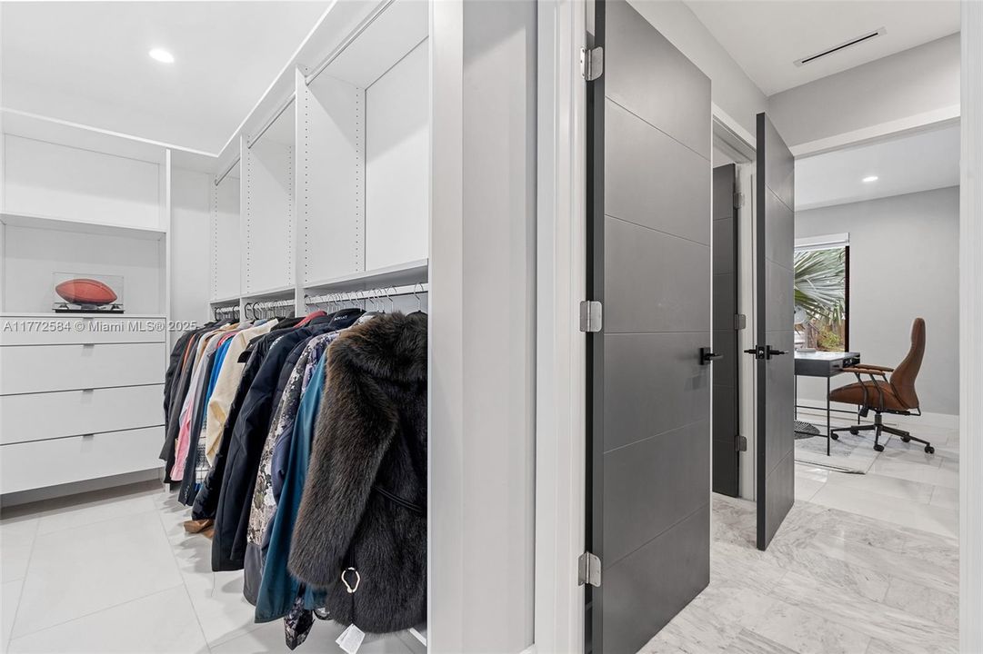 Vendido Recientemente: $1,499,999 (4 camas, 3 baños, 2845 Pies cuadrados)