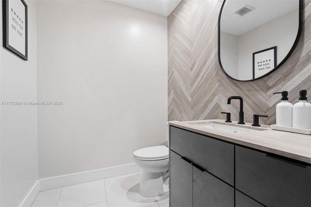 Vendido Recientemente: $1,499,999 (4 camas, 3 baños, 2845 Pies cuadrados)