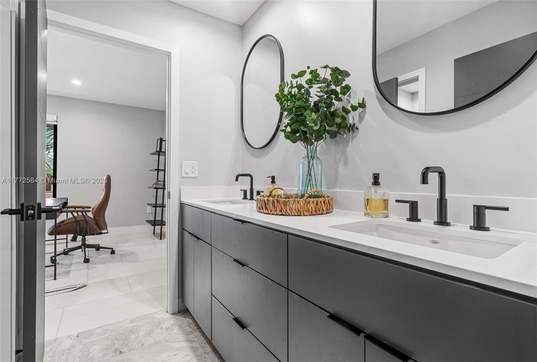 Vendido Recientemente: $1,499,999 (4 camas, 3 baños, 2845 Pies cuadrados)