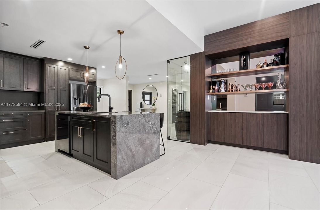 Vendido Recientemente: $1,499,999 (4 camas, 3 baños, 2845 Pies cuadrados)