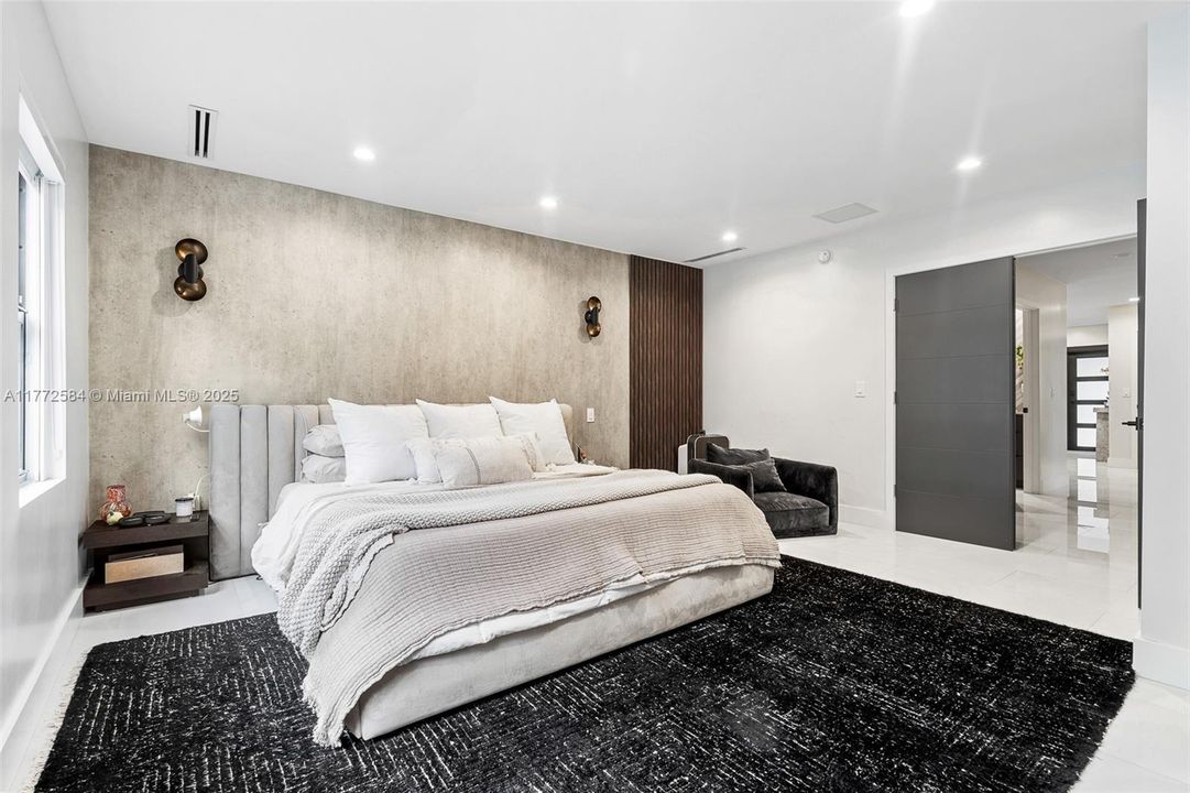 Vendido Recientemente: $1,499,999 (4 camas, 3 baños, 2845 Pies cuadrados)