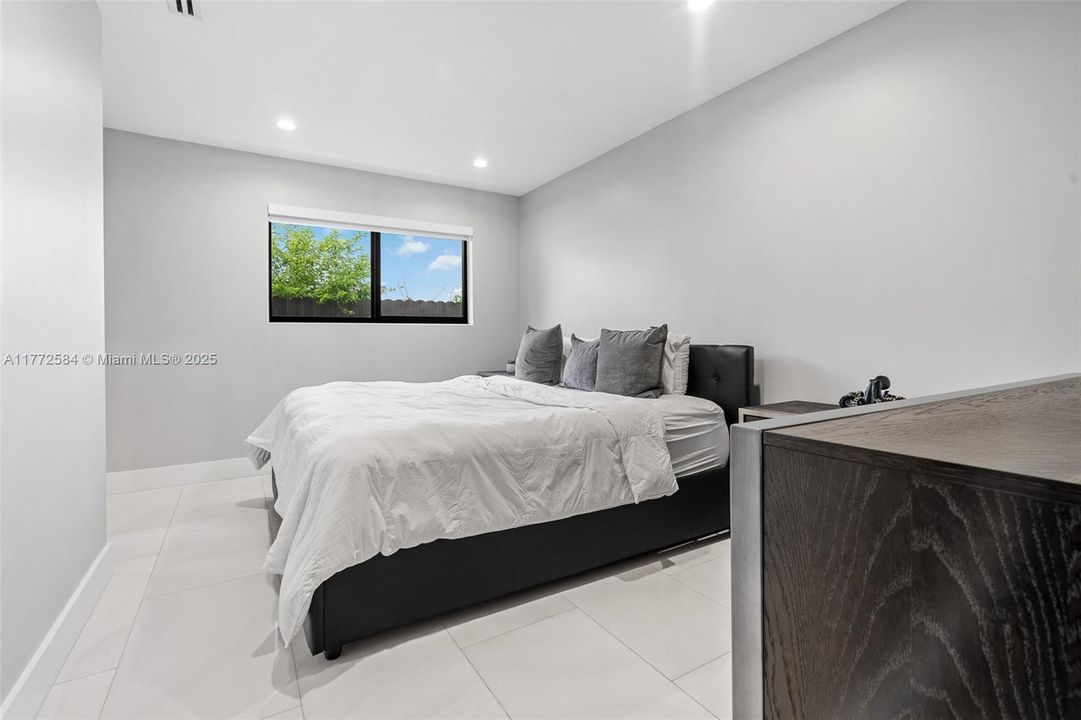 Vendido Recientemente: $1,499,999 (4 camas, 3 baños, 2845 Pies cuadrados)