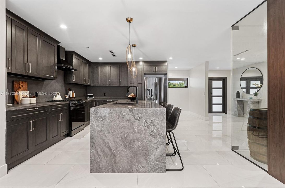 Vendido Recientemente: $1,499,999 (4 camas, 3 baños, 2845 Pies cuadrados)