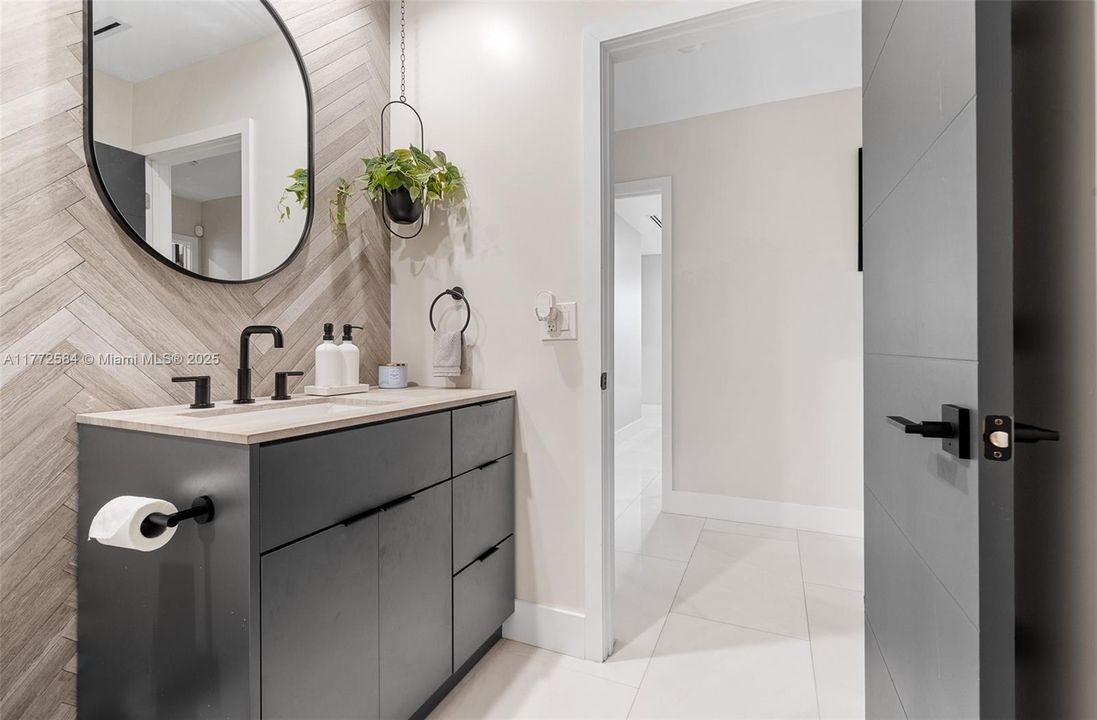 Vendido Recientemente: $1,499,999 (4 camas, 3 baños, 2845 Pies cuadrados)