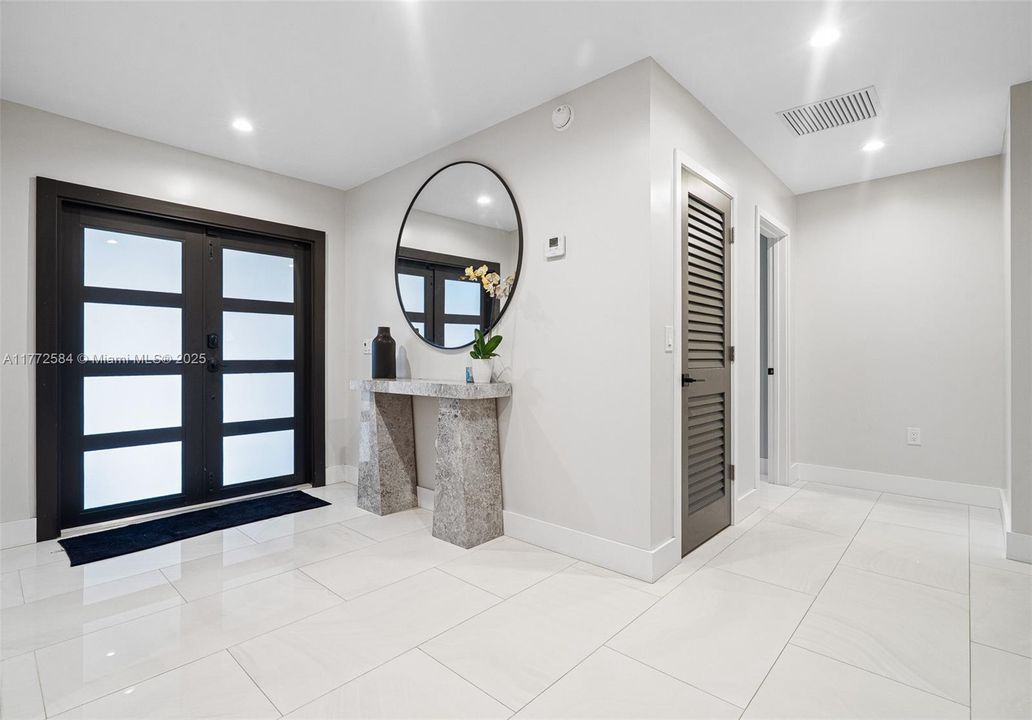 Vendido Recientemente: $1,499,999 (4 camas, 3 baños, 2845 Pies cuadrados)