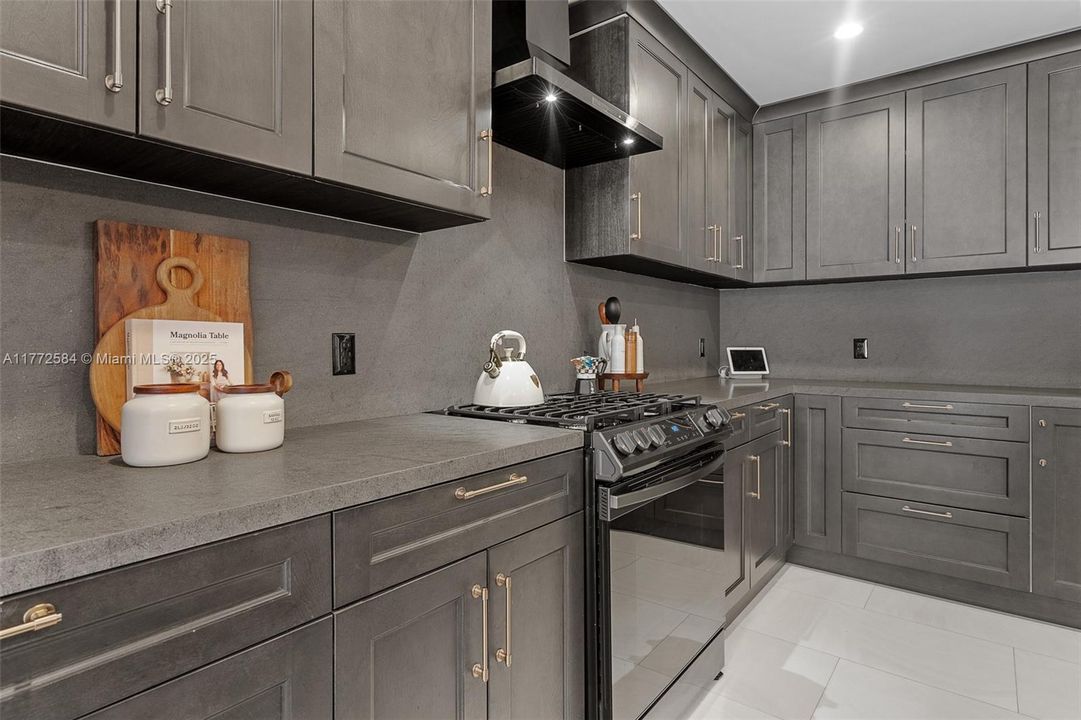 Vendido Recientemente: $1,499,999 (4 camas, 3 baños, 2845 Pies cuadrados)