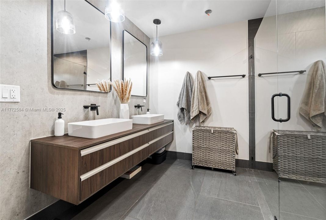 Vendido Recientemente: $1,499,999 (4 camas, 3 baños, 2845 Pies cuadrados)