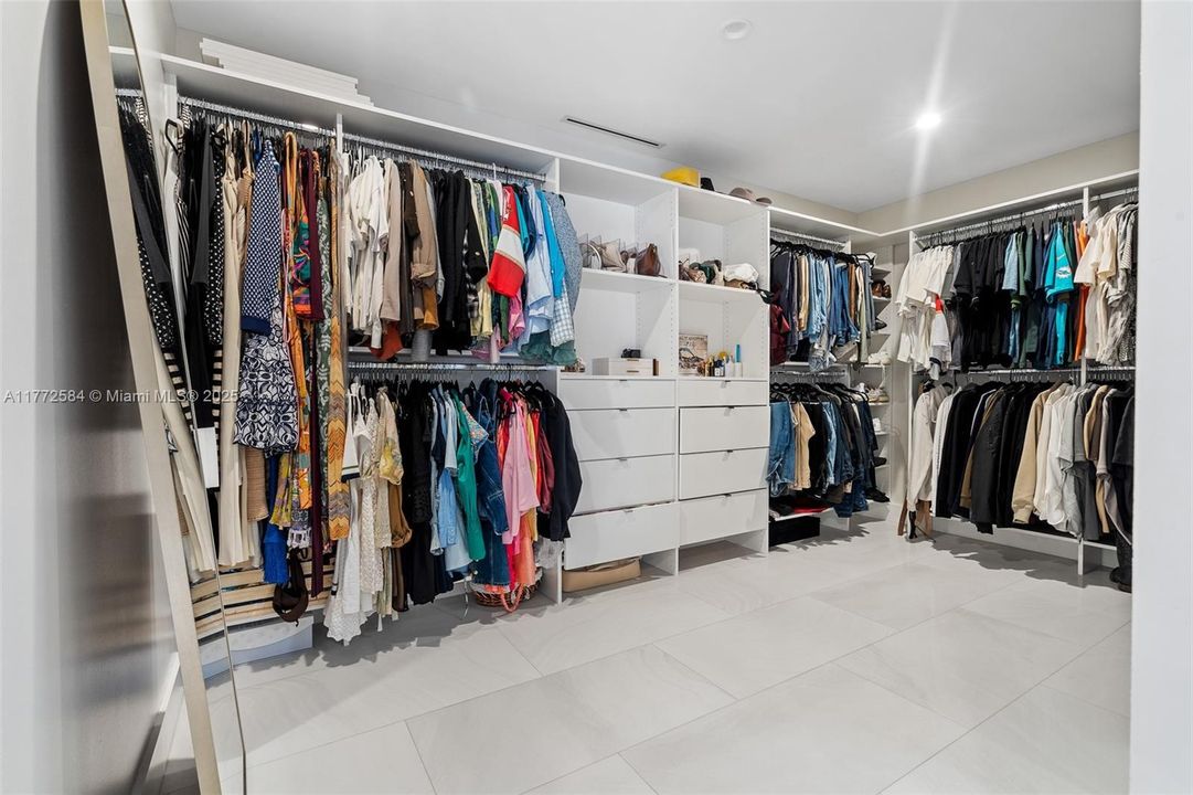 Vendido Recientemente: $1,499,999 (4 camas, 3 baños, 2845 Pies cuadrados)