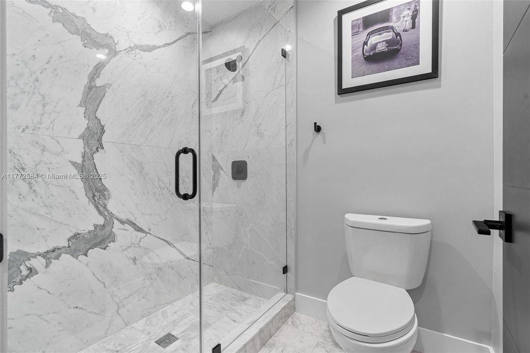 Vendido Recientemente: $1,499,999 (4 camas, 3 baños, 2845 Pies cuadrados)