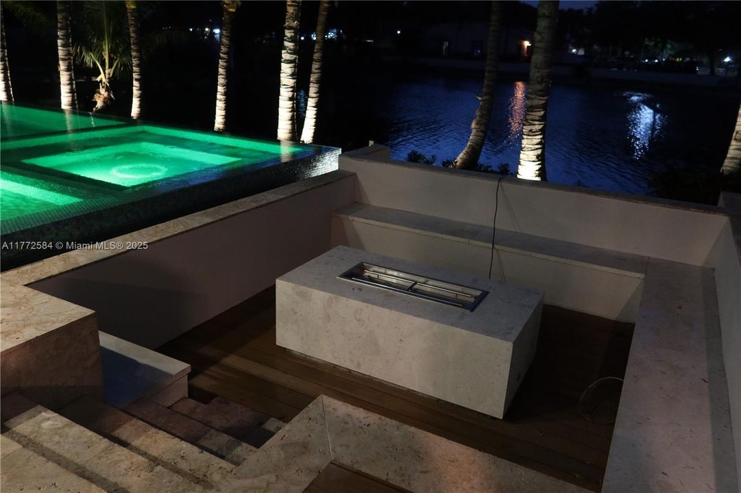 Vendido Recientemente: $1,499,999 (4 camas, 3 baños, 2845 Pies cuadrados)