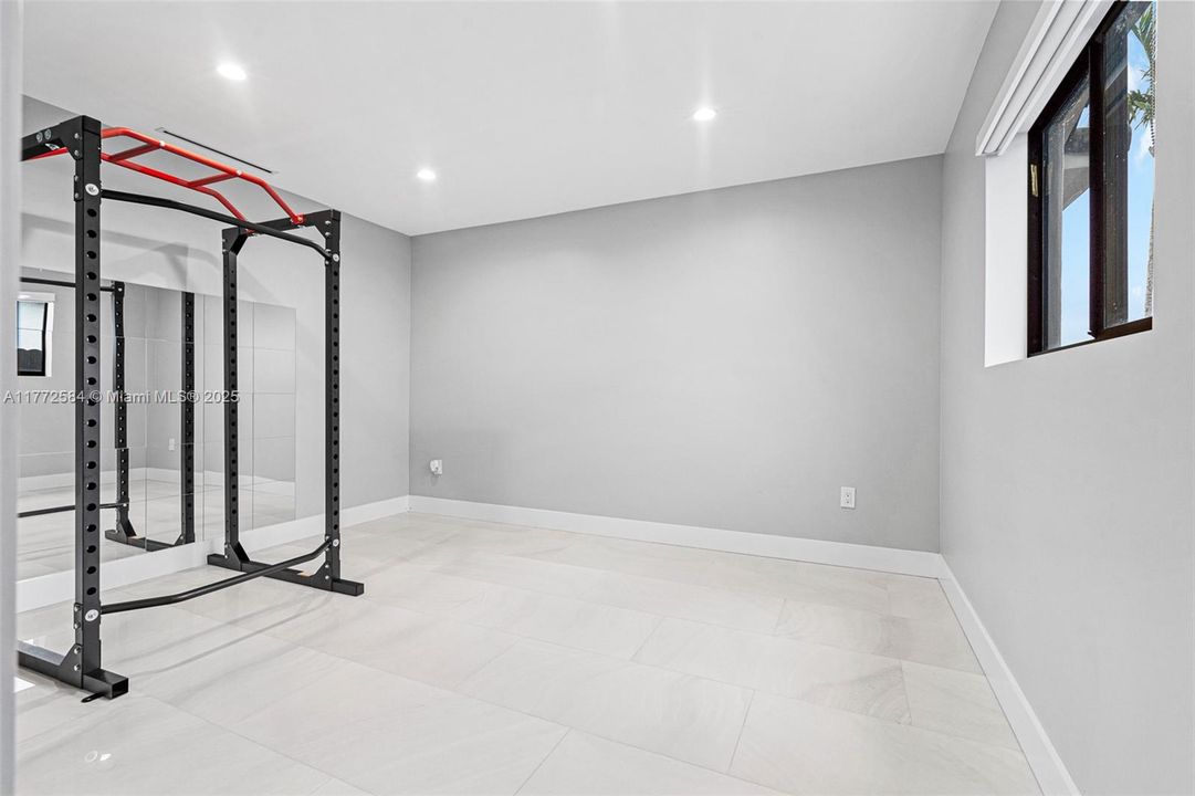 Vendido Recientemente: $1,499,999 (4 camas, 3 baños, 2845 Pies cuadrados)