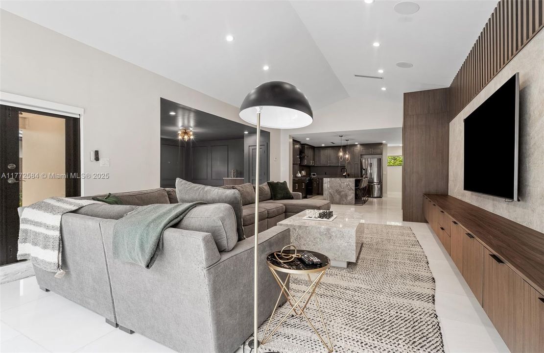 Vendido Recientemente: $1,499,999 (4 camas, 3 baños, 2845 Pies cuadrados)