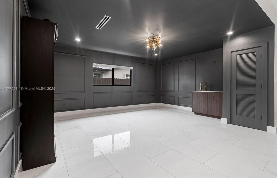 Vendido Recientemente: $1,499,999 (4 camas, 3 baños, 2845 Pies cuadrados)