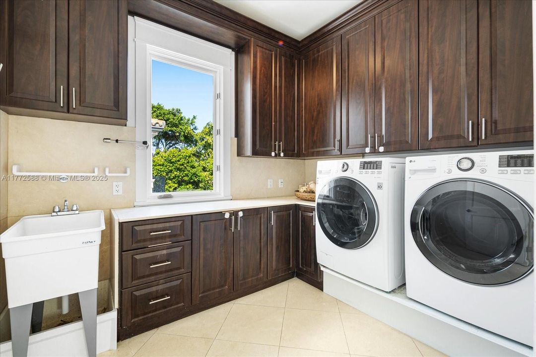 For Sale: $30,000,000 (6 beds, 7 baths, 8748 Square Feet)