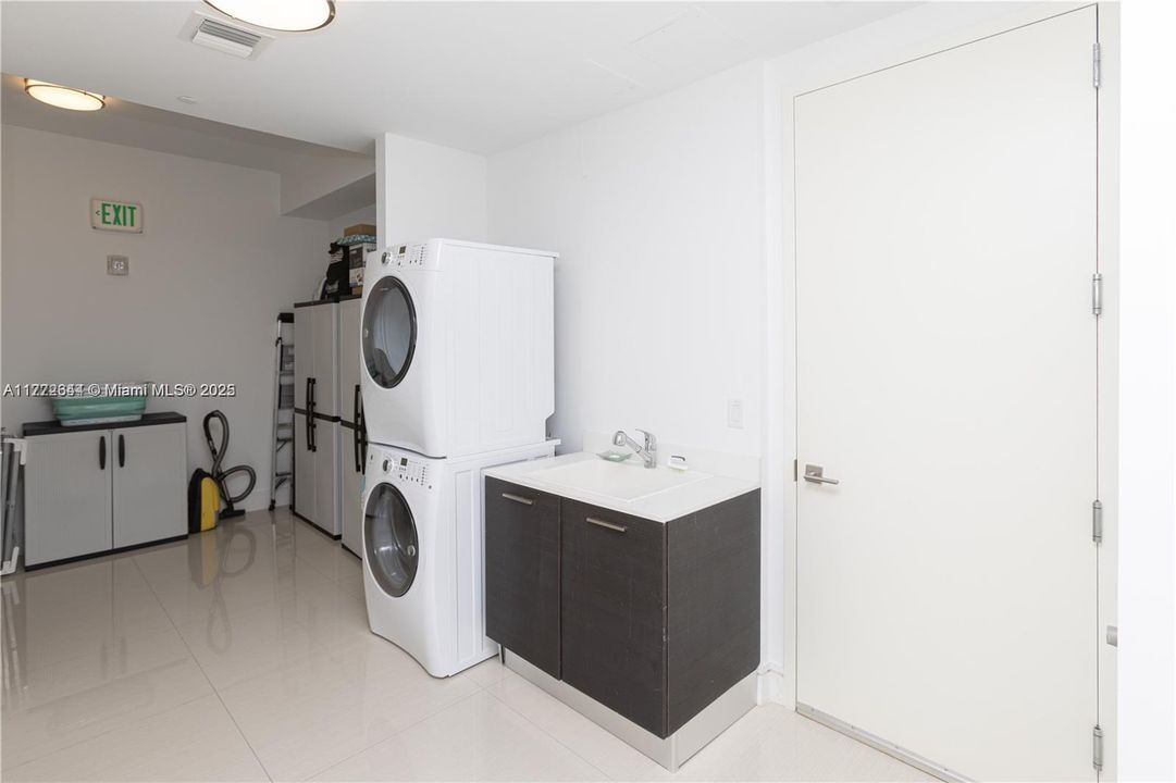 Recently Rented: $17,500 (4 beds, 6 baths, 3801 Square Feet)