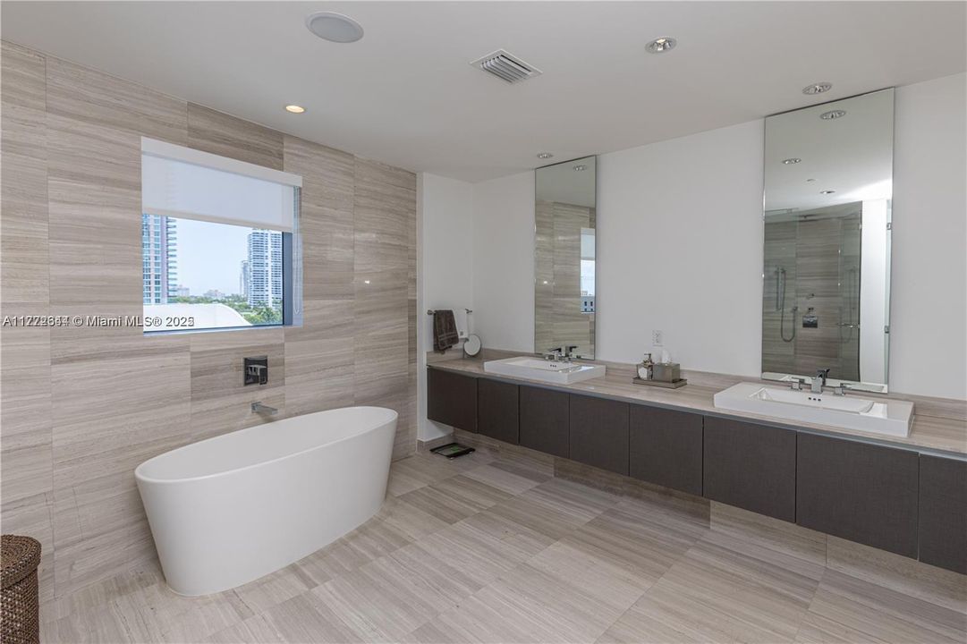 Recently Rented: $17,500 (4 beds, 6 baths, 3801 Square Feet)