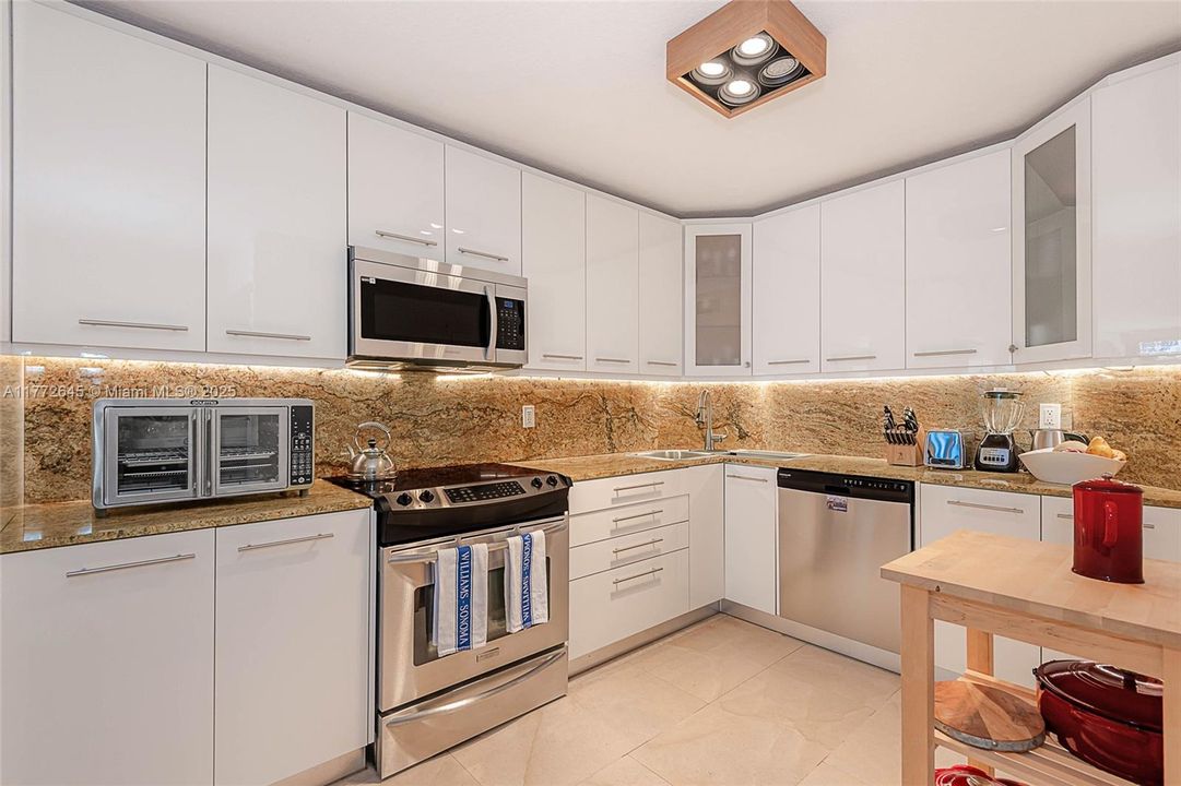 For Sale: $1,100,000 (2 beds, 2 baths, 1805 Square Feet)