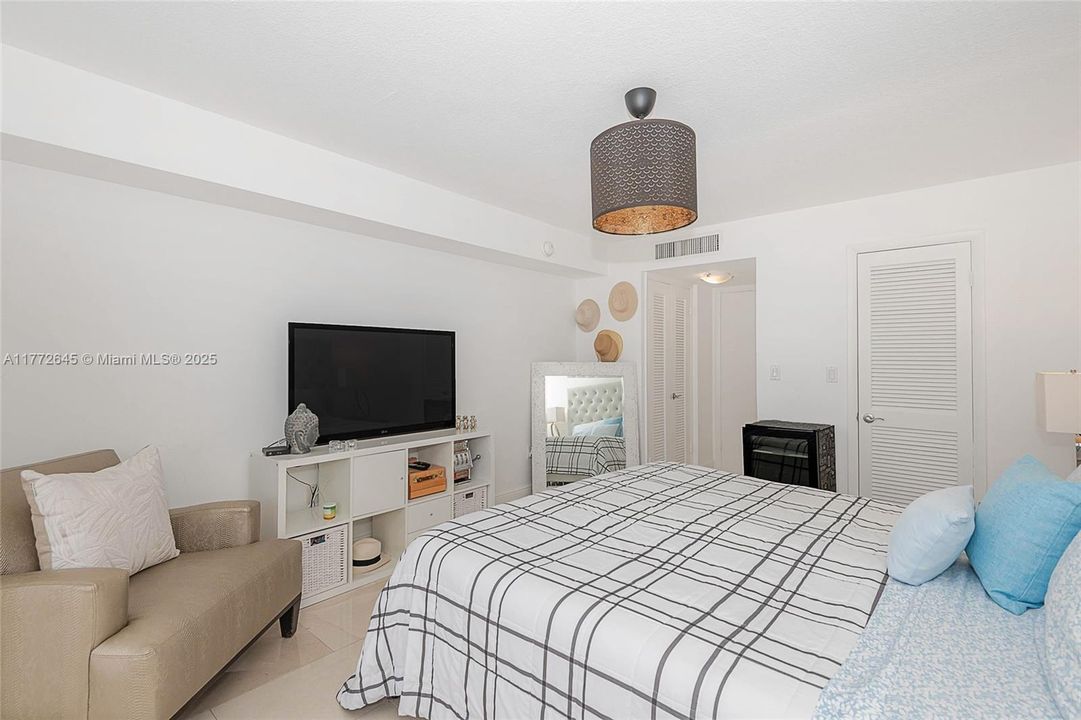 For Sale: $1,100,000 (2 beds, 2 baths, 1805 Square Feet)