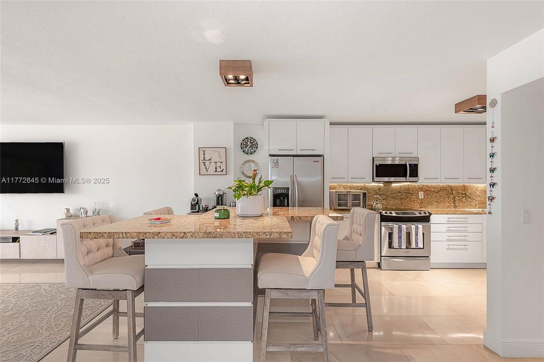 For Sale: $1,100,000 (2 beds, 2 baths, 1805 Square Feet)