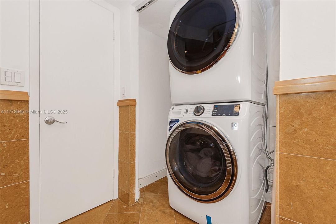 For Sale: $1,100,000 (2 beds, 2 baths, 1805 Square Feet)