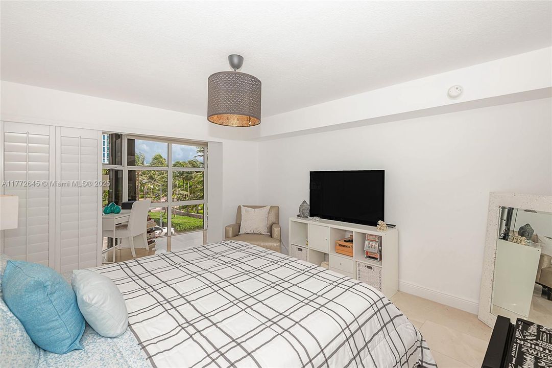 For Sale: $1,100,000 (2 beds, 2 baths, 1805 Square Feet)