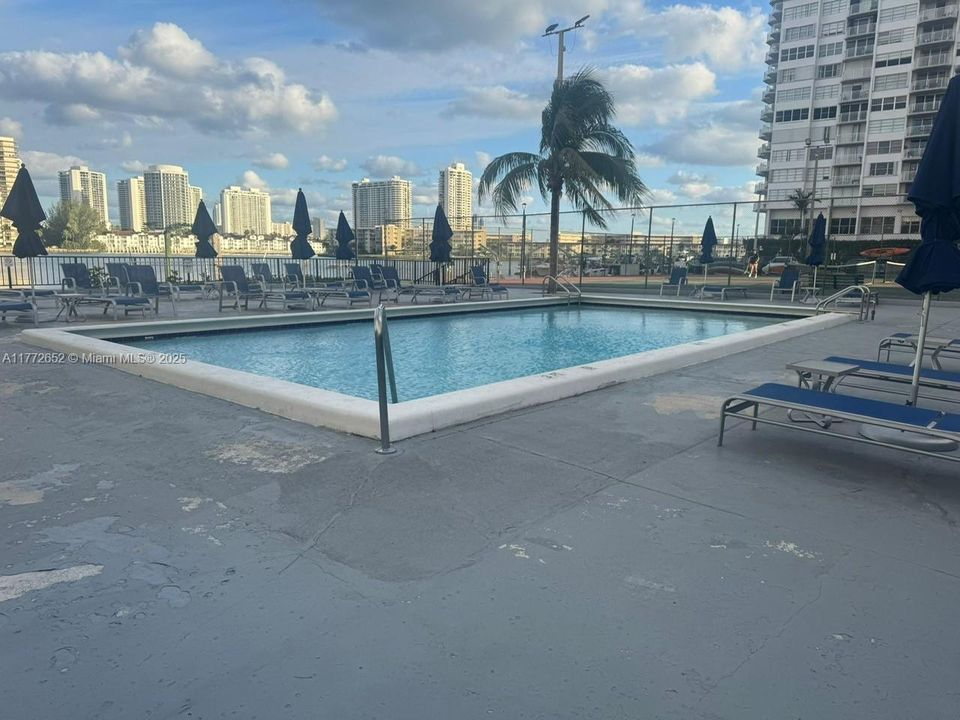 Recently Rented: $1,950 (1 beds, 1 baths, 873 Square Feet)