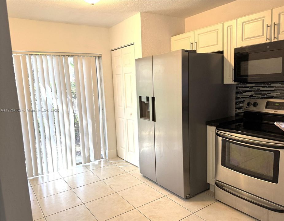 Recently Rented: $1,950 (2 beds, 2 baths, 822 Square Feet)