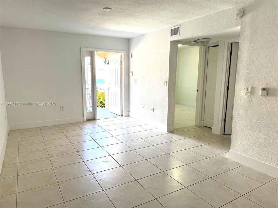 Recently Rented: $1,950 (2 beds, 2 baths, 822 Square Feet)