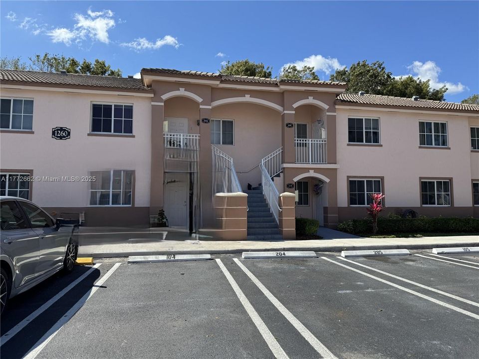 Recently Rented: $1,950 (2 beds, 2 baths, 822 Square Feet)