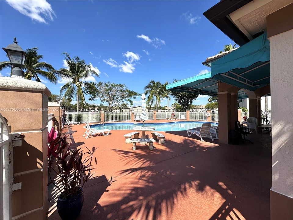 Recently Rented: $1,950 (2 beds, 2 baths, 822 Square Feet)