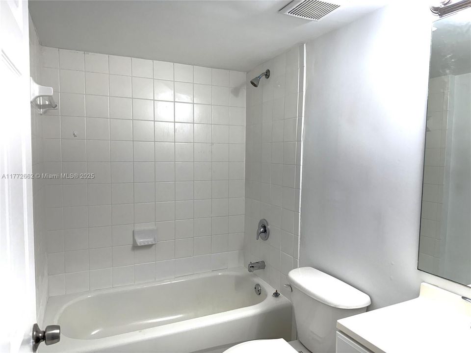 Recently Rented: $1,950 (2 beds, 2 baths, 822 Square Feet)