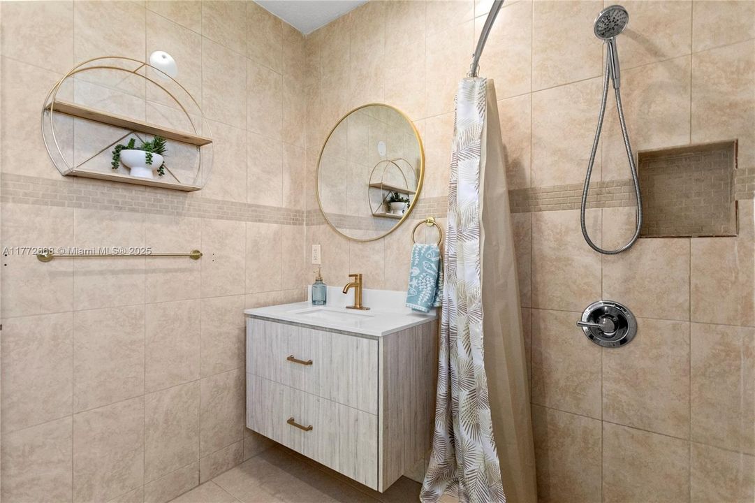 LARGE REMODELLED MASTER BATHROOM