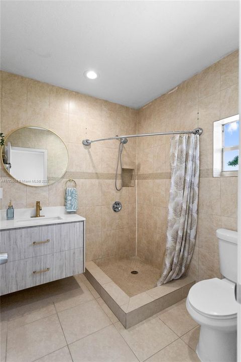 LARGE REMODELLED MASTER BATHROOM
