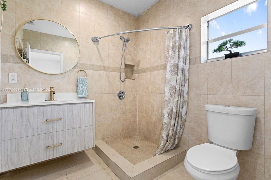 LARGE REMODELLED MASTER BATHROOM