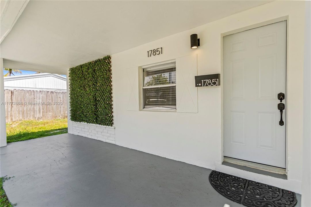 LARGE FRONT PORCH/BREAKFAST AREA