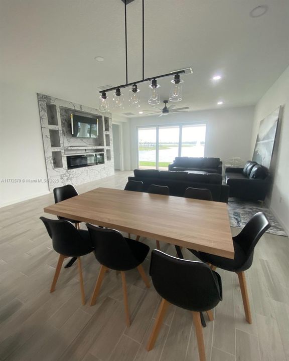 En Venta: $648,900 (5 camas, 3 baños, 2394 Pies cuadrados)