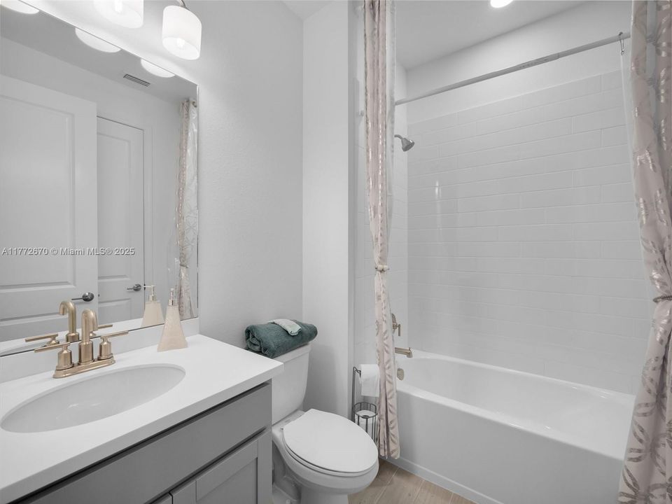 En Venta: $648,900 (5 camas, 3 baños, 2394 Pies cuadrados)