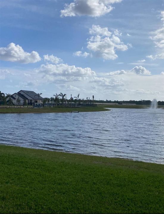 En Venta: $648,900 (5 camas, 3 baños, 2394 Pies cuadrados)