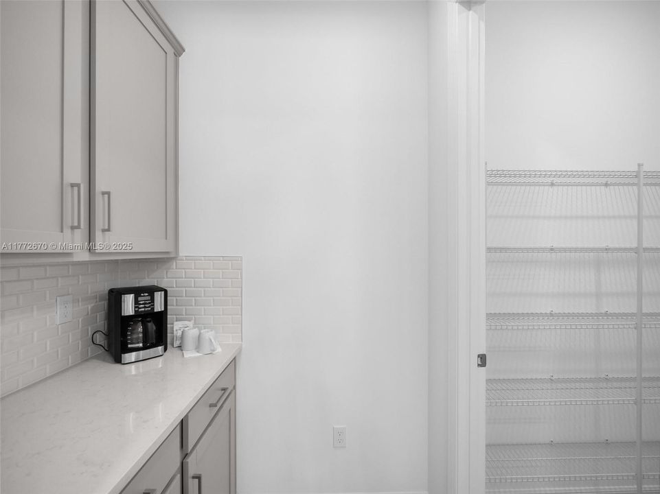 En Venta: $648,900 (5 camas, 3 baños, 2394 Pies cuadrados)