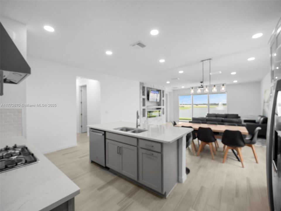 En Venta: $648,900 (5 camas, 3 baños, 2394 Pies cuadrados)