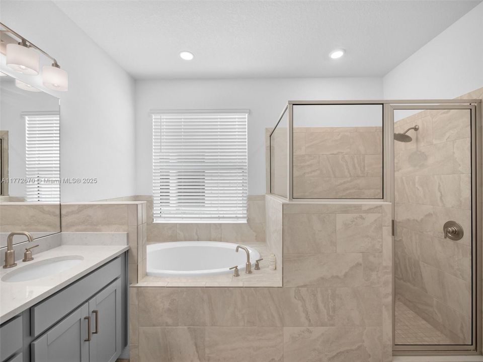 En Venta: $648,900 (5 camas, 3 baños, 2394 Pies cuadrados)