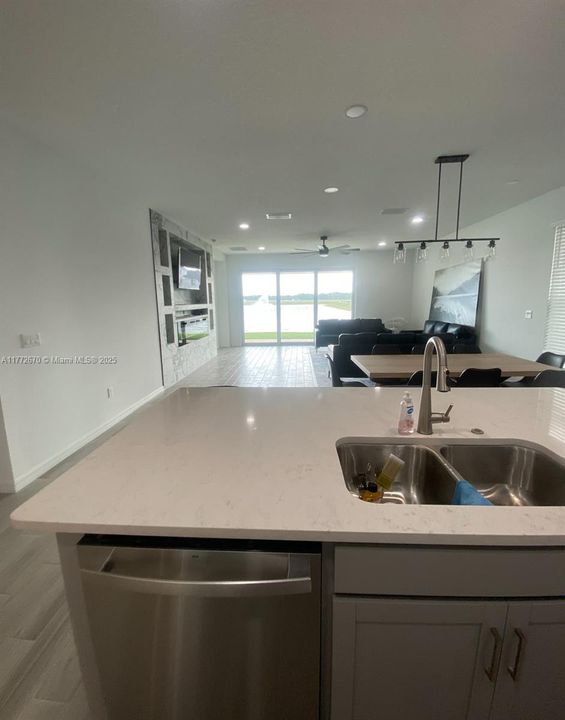 En Venta: $648,900 (5 camas, 3 baños, 2394 Pies cuadrados)