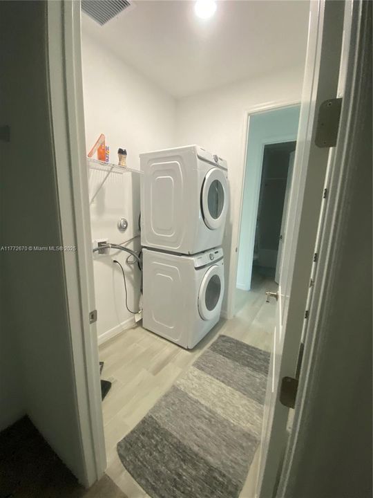 En Venta: $648,900 (5 camas, 3 baños, 2394 Pies cuadrados)