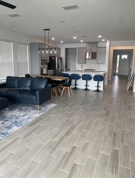 En Venta: $648,900 (5 camas, 3 baños, 2394 Pies cuadrados)