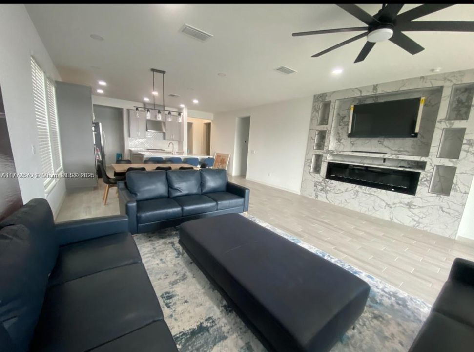 En Venta: $648,900 (5 camas, 3 baños, 2394 Pies cuadrados)