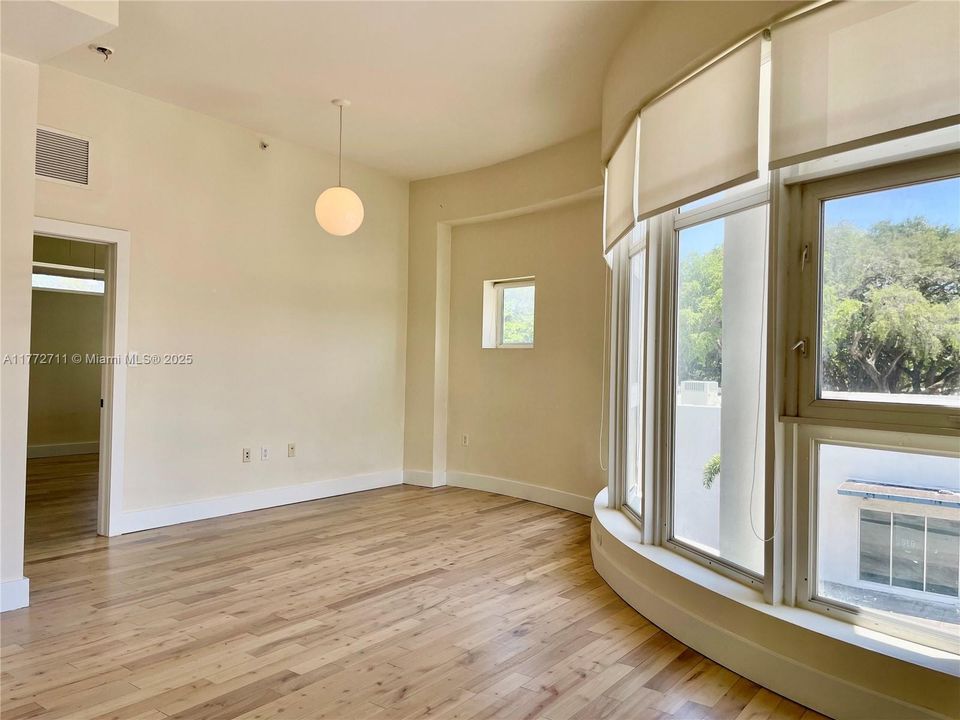 Recently Rented: $3,200 (1 beds, 1 baths, 1068 Square Feet)