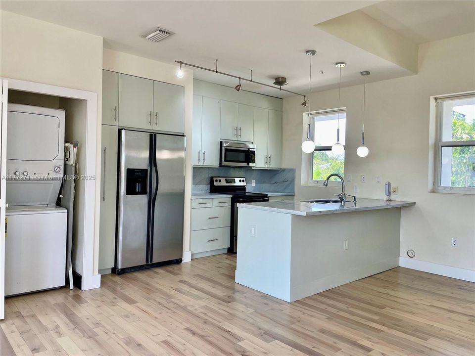 Recently Rented: $3,200 (1 beds, 1 baths, 1068 Square Feet)