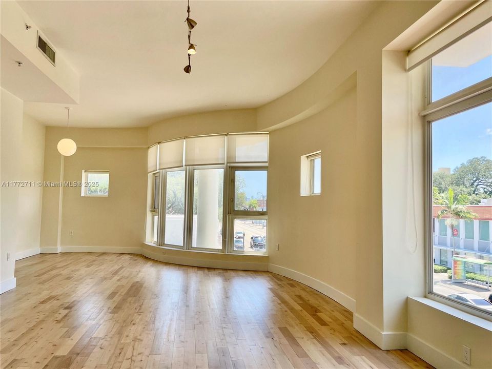 Recently Rented: $3,200 (1 beds, 1 baths, 1068 Square Feet)