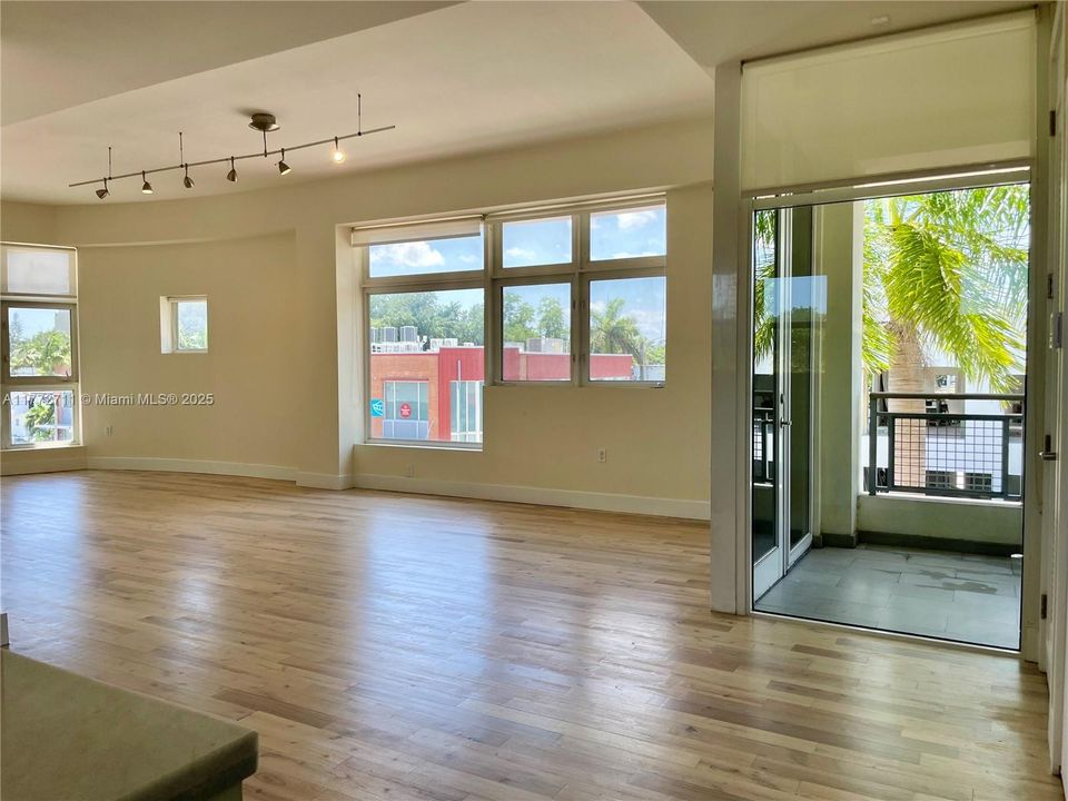 Recently Rented: $3,200 (1 beds, 1 baths, 1068 Square Feet)