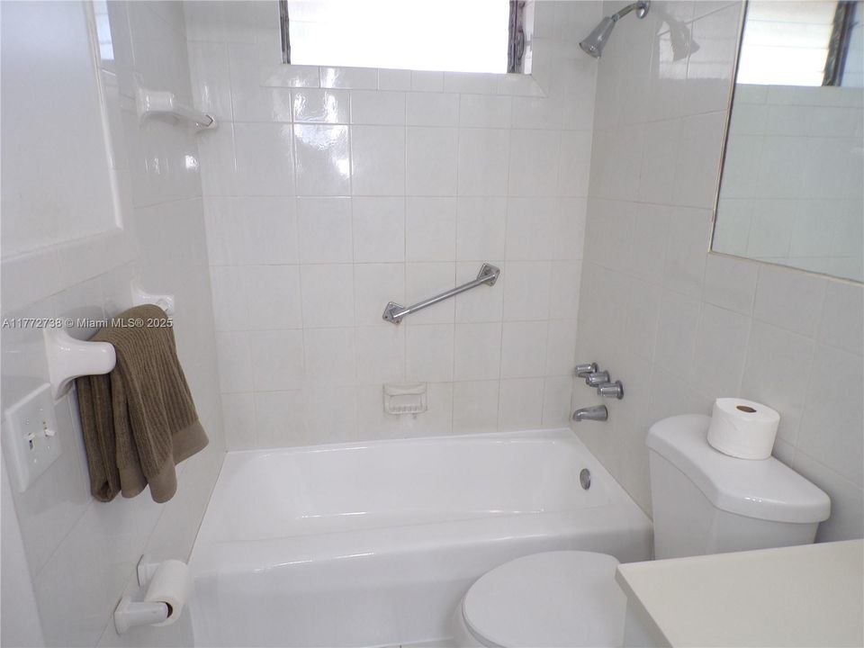 待售: $190,000 (1 贝兹, 1 浴室, 768 平方英尺)